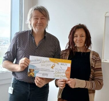 remise de don au dr grill de gustave roussy Remise de don au Dr. Jacques Grill de l'hôpital Gustave Roussy par l'association Cath Câlinou